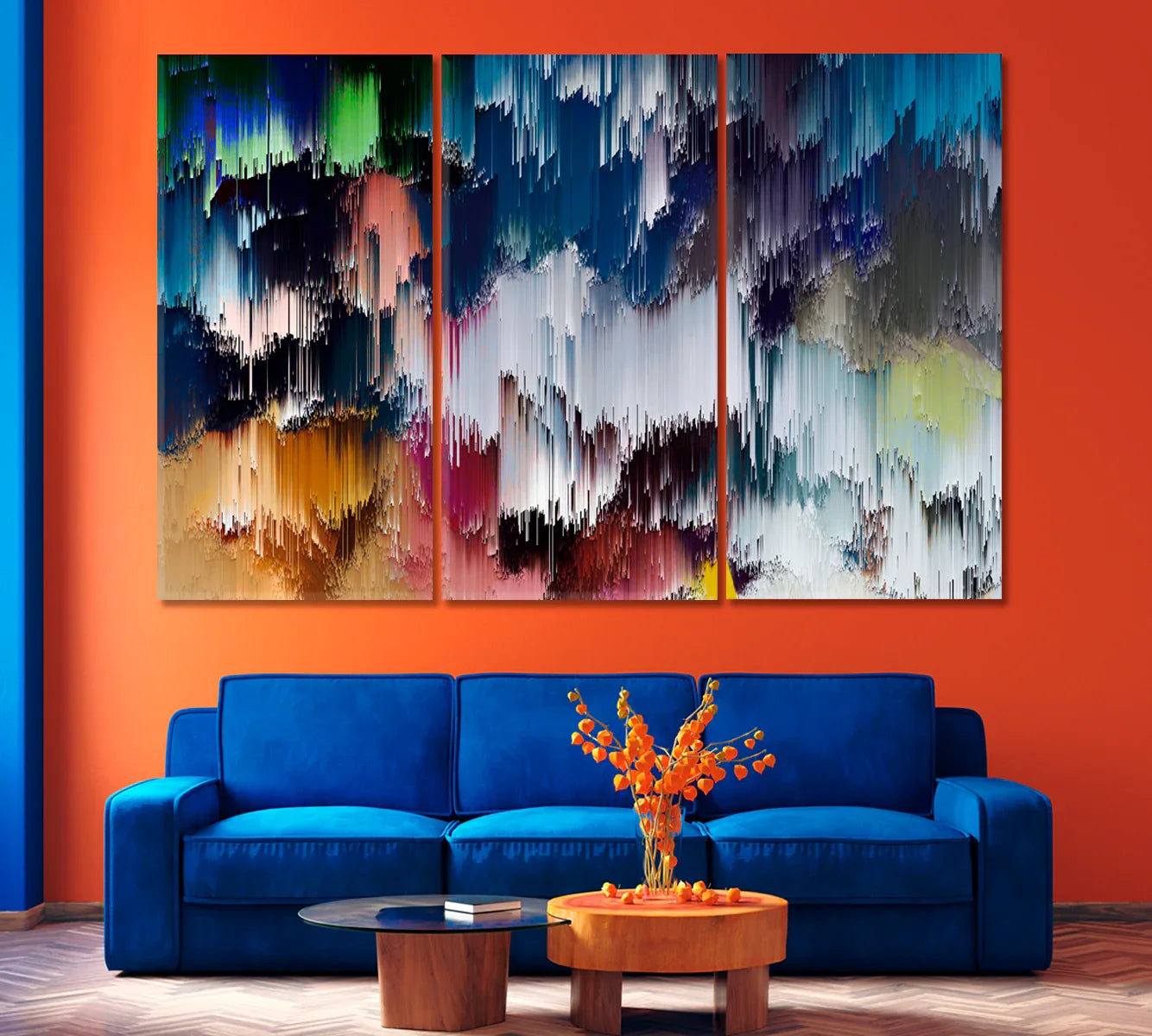 Geometrisch-abstraktes Leinwandbild in einem modernen Wohnzimmer – dreiteilige Anordnung über einem blauen Sofa