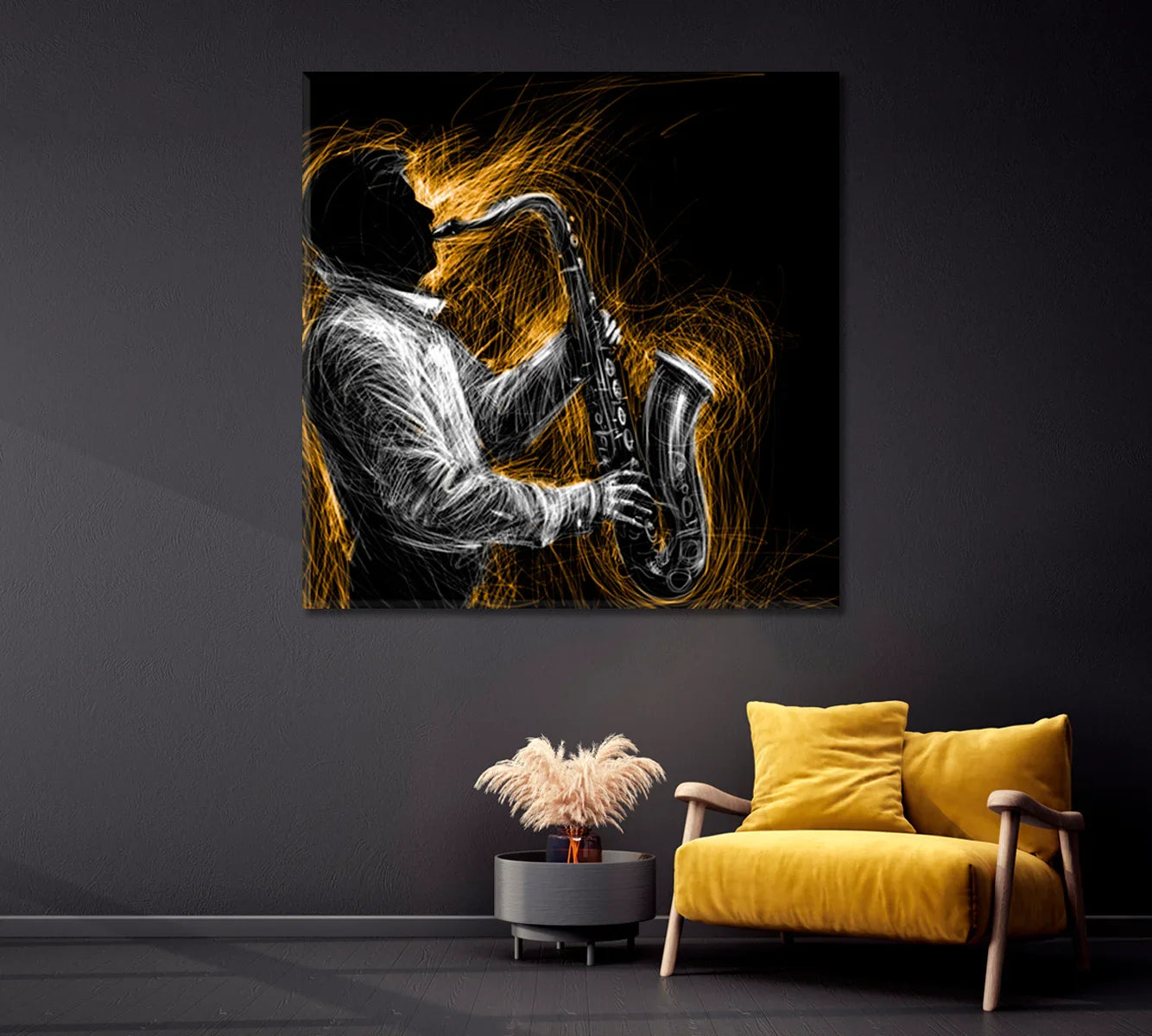 Leinwandbild im Jazz-Saxophon-Stil an einer anthrazitfarbenen Wand mit senffarbenem Loungesessel