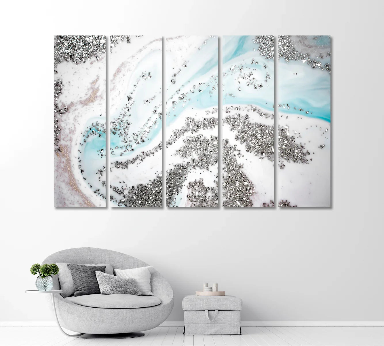 Fünfteilige Leinwand in Pastellmarmoroptik in einem hellen, minimalistischen Wohnzimmer.