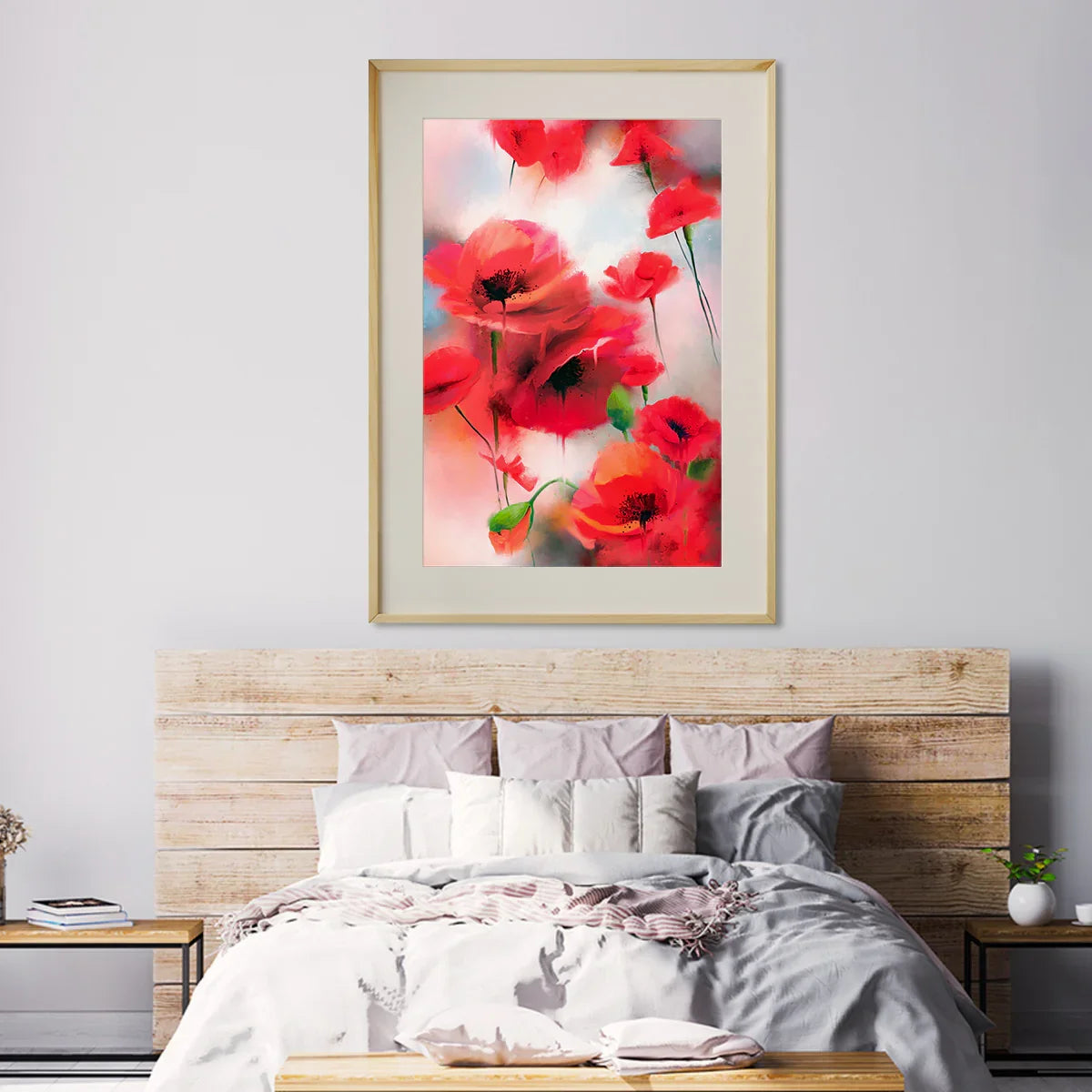 Decoración de pared de cama con póster abstracto de amapolas y cabecero de madera natural