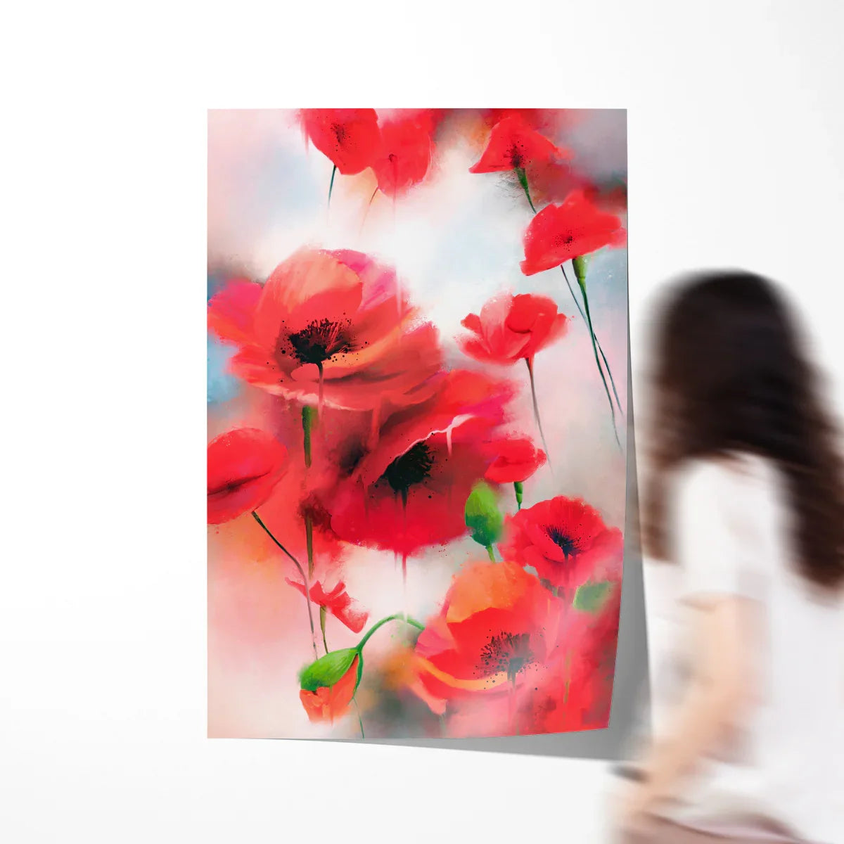 Gran póster abstracto de amapolas en un interior estilo galería.